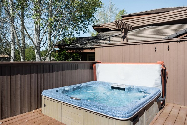 Outdoor spa tub - Perfect Basecamp for Mt. Bachelor With Hot Tub (Bend)