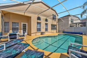 Outdoor pool, sun loungers - Enchanting Vacation Haven (Davenport)
