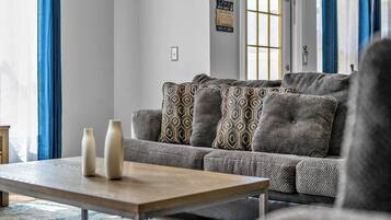 House, Multiple Beds, Pool Access, Pool View (Enchanting Vacation Haven) | Interior