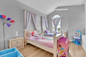 Talo, useita sänkyjä, pääsy uima-altaalle, näköala uima-altaalle (Enchanting Vacation Haven) | 5 makuuhuonetta, yksilöllisesti sisustettu, yksilöllisesti kalustettu