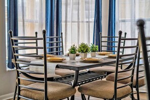 Talo, useita sänkyjä, pääsy uima-altaalle, näköala uima-altaalle (Enchanting Vacation Haven) | Ruokailu