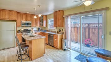 Rumah, Beberapa Tempat Tidur, patio, pemandangan kebun (Live Oak Oasis) | Dapur pribadi | Lemari es, microwave, oven, dan kompor