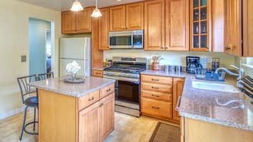 House, Multiple Beds, Patio, Garden View (Live Oak Oasis) | Private kitchen | Fridge, microwave, oven, stovetop