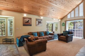 하우스, 침대(여러 개), 주방, 산 전망 (Brockway Manor) | 거실 공간 | 디지털 채널 시청이 가능한 43인치 TV