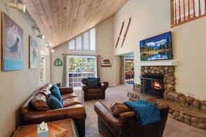 하우스, 침대(여러 개), 주방, 산 전망 (Brockway Manor) | 거실 공간 | 디지털 채널 시청이 가능한 43인치 TV