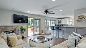 Casa, várias camas, varanda, vista para o jardim (Carlsbad Charm) | Área de estar | TV de tela plana 42 polegadas com canais digitais