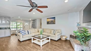 Ferienhaus, Mehrere Betten, Terrasse, Gartenblick (Carlsbad Charm) | Wohnbereich | 42-Zoll-Flachbildfernseher mit Digitalempfang