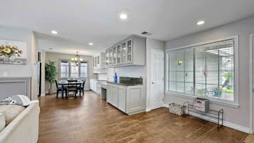 House, Multiple Beds, Patio, Garden View (Carlsbad Charm) | Interior