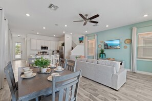 Maison, plusieurs lits, balcon (Way Too Many Bottles) | Restauration