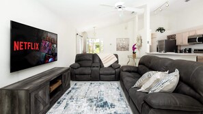 Talo, useita sänkyjä, pääsy uima-altaalle, näköala uima-altaalle (High Point Oasis) | Oleskelualue | 42–tuumainen taulutelevisio, jossa digitaalikanavat