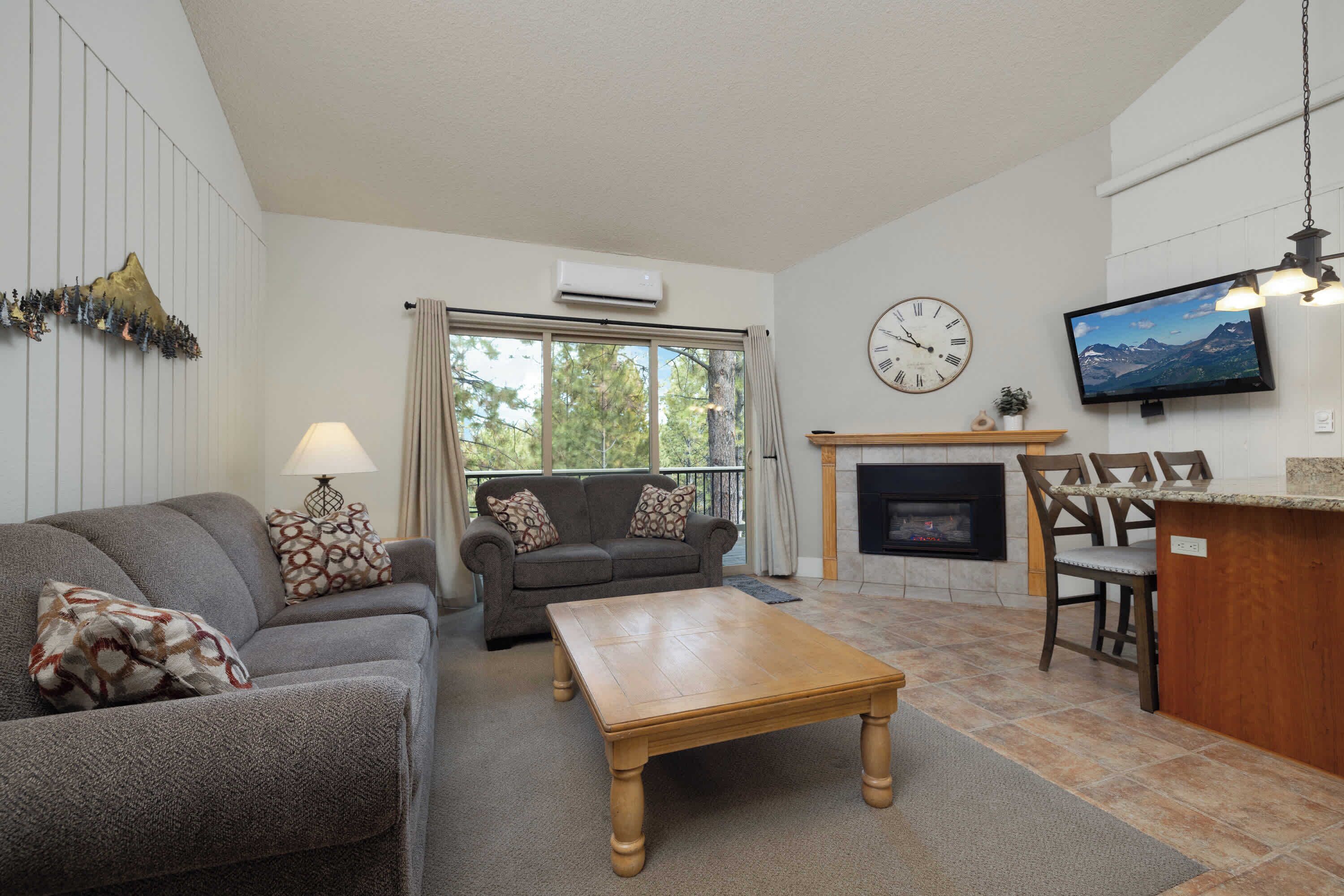 Condo, nhiều giường, ban công, quang cảnh vườn (Ponderosa) | Khu phòng khách | TV màn hình phẳng 42-inch có truyền hình kỹ thuật số, lò sưởi 