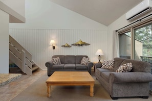 Apartment, Mehrere Betten, Balkon, Gartenblick (Ponderosa) | Wohnbereich | 42-Zoll-Flachbildfernseher mit Digitalempfang, Kamin