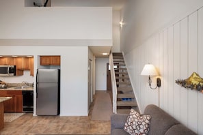 Apartment, Mehrere Betten, Balkon, Gartenblick (Ponderosa) | Innenbereich