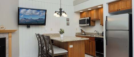 Condo, várias camas, sacada, vista para o jardim (Ponderosa) | Cozinha privada | Cooktop, cafeteira/chaleira