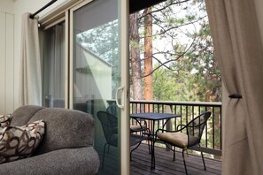 Apartment, Mehrere Betten, Balkon, Gartenblick (Ponderosa) | Unterkunftsgelände