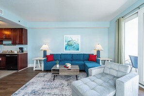 Condo, varias camas, balcón (Charming Sands) | Área de sala de estar | Televisión de pantalla plana de 42 pulgadas con canales digitales 