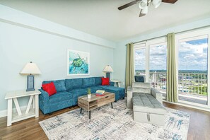 Condo, várias camas, sacada (Charming Sands) | Área de estar | TV de tela plana 42 polegadas com canais digitais