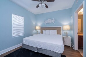 Condo, várias camas, sacada (Charming Sands) | 1 quarto, individualmente decorados, individualmente mobiliados