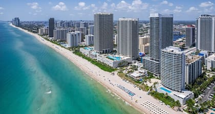 Ocean Wind Luxury Beachfront Condo With Pool & Gym