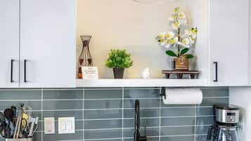 Condo, 1 cama Queen size y sofá cama, balcón, vista a la ciudad (Freiheit Overlook) | Interior