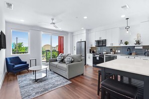 公寓客房, 1 張加大雙人床和 1 張沙發床, 陽台, 城市景觀 (Freiheit Overlook) | 起居區 | 42-吋平面電視,提供數位頻道