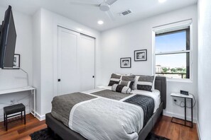 Condo, 1 cama Queen e sofá-cama, sacada, vista para a cidade (Freiheit Overlook) | 1 quarto, escrivaninha, espaço de trabalho para notebook, roupa de cama