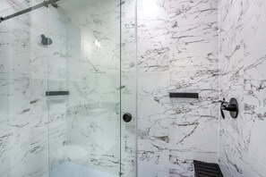 Shower, hair dryer, towels - Chic Condo Minutes to Downtown, Gruene, & More (New Braunfels)
