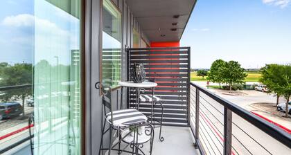 Chic Condo Minutes to Downtown, Gruene, & More