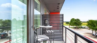 Chic Condo Minutes to Downtown, Gruene, & More