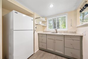 Hus, 1 queensize-seng, terrasse, hageutsikt (Nature's Nook Cottage) | Eget kjøkken | Kjøleskap, mikrobølgeovn, kokeplater og kaffetrakter/tekoker