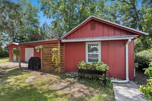 BBQ/picnic Area - Natures Nook Cottage for 2! (St. Augustine)