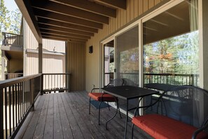Condo, 1 cama King e sofá-cama, lareira, vista para o jardim (Ponderosa Vista) | Opções para refeição ao ar livre