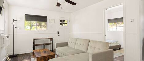 獨棟房屋, 1 張加大雙人床, 庭院, 山景 (Into The Woods Bungalow) | 起居區 | 35-吋平面電視,提供數位頻道