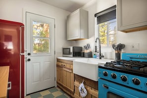 Maison, 1 grand lit, patio, vue montagne (Into The Woods Bungalow) | Cuisine privée | Grand réfrigérateur, micro-ondes, lave-vaisselle, cafetiÚre/bouilloire