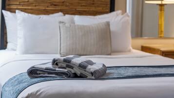 Condo, 1 cama Queen size y sofá cama, balcón, vista al océano (Belmakai) | 1 habitación y ropa de cama