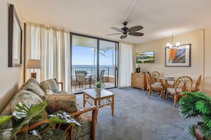 Apartment, 1 Queen-Bett und Schlafsofa, Balkon, Meerblick (Belmakai) | Wohnbereich | 43-Zoll-Fernseher mit Digitalempfang