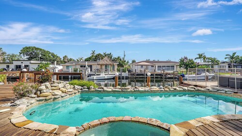 Waterfront Villa Private Pool!