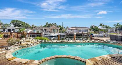 Waterfront Villa Private Pool!