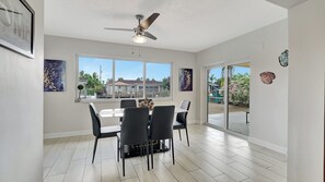 單棟房屋, 多張床, 可使用泳池, 泳池景 (Waterfront Villa) | 用餐區