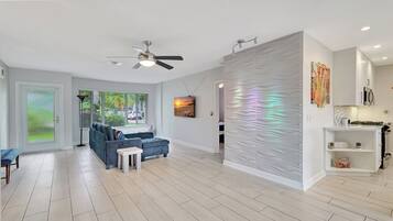 Casa, várias camas, acesso à piscina, vista para a piscina (Waterfront Villa) | Parte interna