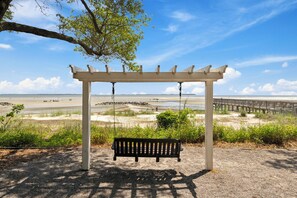 Property grounds - Seaside Bliss Retreat Coastal Condo for 6 (Hilton Head Island)