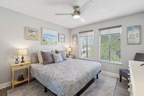 Condo, varias camas, balcón, vista al jardín (Seaside Bliss Retreat) | Vista desde la habitación