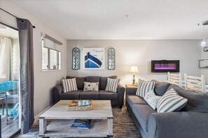 Condo, varias camas, balcón, vista al jardín (Seaside Bliss Retreat) | Área de sala de estar | Televisión de pantalla plana de 42 pulgadas con canales digitales 