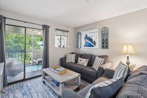 Condo, varias camas, balcón, vista al jardín (Seaside Bliss Retreat) | Área de sala de estar | Televisión de pantalla plana de 42 pulgadas con canales digitales 