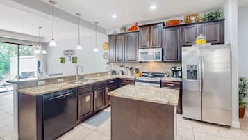 Casa de ciudad, varias camas, hidromasaje, vista al jardín (A Parks and Recreation Retreat) | Cocina privada