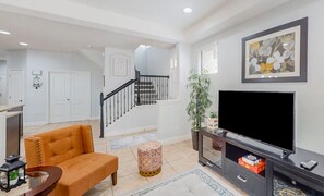 Resortwoning, meerdere bedden, hot tub, uitzicht op tuin (A Parks and Recreation Retreat) | Interieur