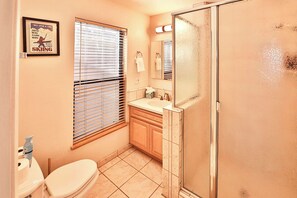 Appartement, meerdere bedden, balkon, uitzicht op bergen (Tahoe Lakeside Retreat) | Badkamer | Handdoeken