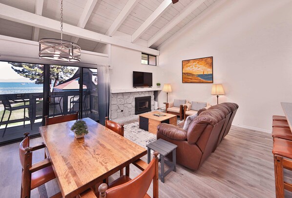 Appartement, meerdere bedden, balkon, uitzicht op bergen (Tahoe Lakeside Retreat) | Woonruimte | Een 42-inch flatscreentelevisie met digitale zenders