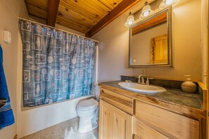 Cabana, diversos llits, pati, vistes a la muntanya (The Cabin on the Ranch) | Bany | Combinació de dutxa i banyera, assecador de cabells i tovalloles 