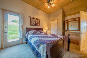 Cabana, diversos llits, pati, vistes a la muntanya (The Cabin on the Ranch) | 2 dormitoris, decoració individual i mobiliari individual 